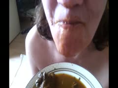 Sexy MILF shits on a plate and licks it after